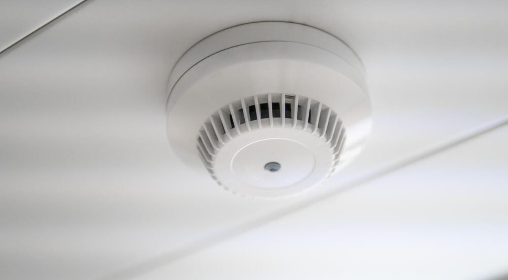 smoke-detector-and-fire-sensor-on-a-ceiling-2026-01-08-05-17-12-utc