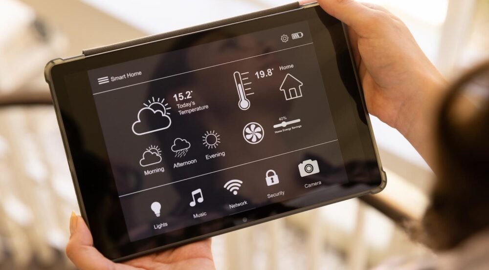 using-tablet-to-control-smart-home-system-adjusti-2026-01-09-09-22-54-utc